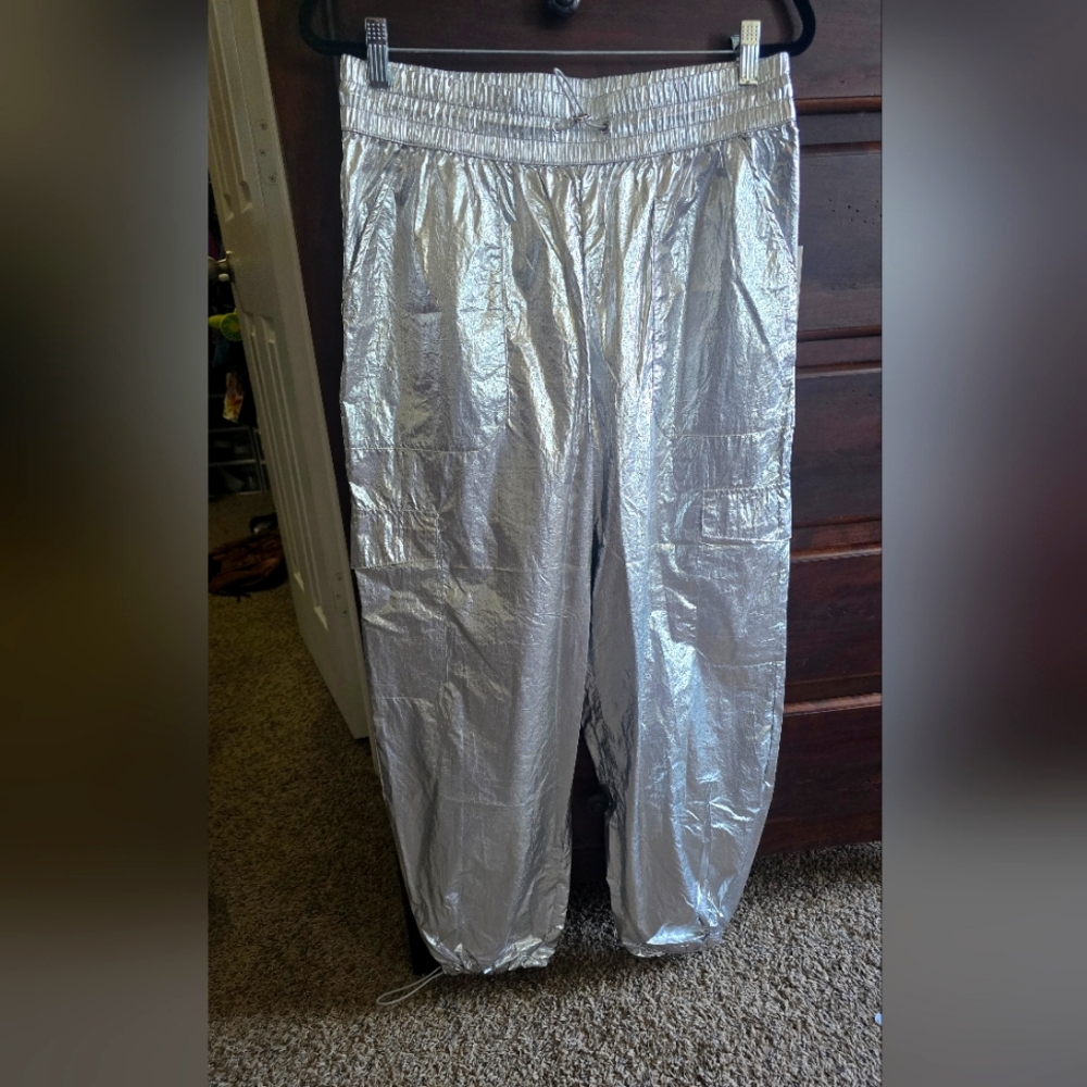 A NEW DAY SILVER METALLIC JOGGER PANTS SIZE M DRAWSTRING WAIST CUFFS SOFT NYLON